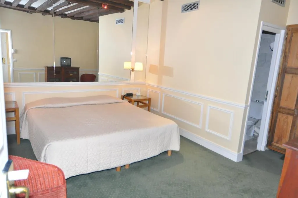Perpetual Elysee Montaigne Париж 4*,